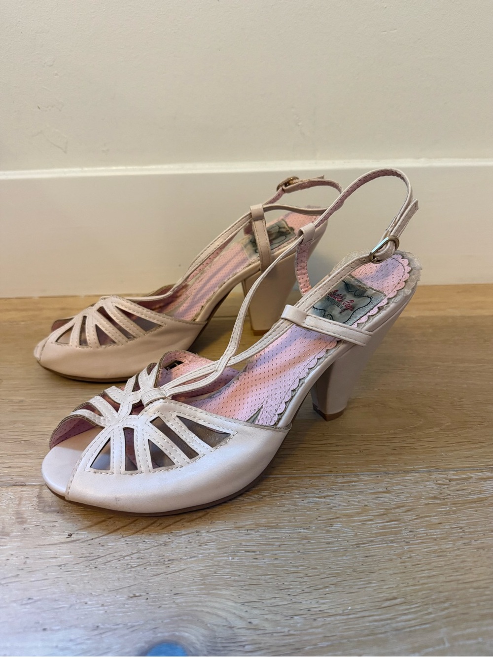 Bettie Page by Ellie Retro Pin-Up Heels Size 7 Cream Pink